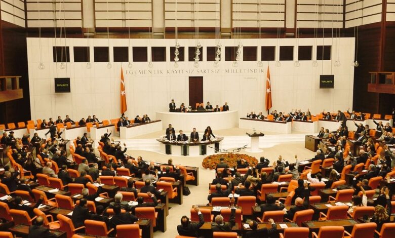 Meclis'ten Geçti: Haftalık İzin Kuralları Değişti!