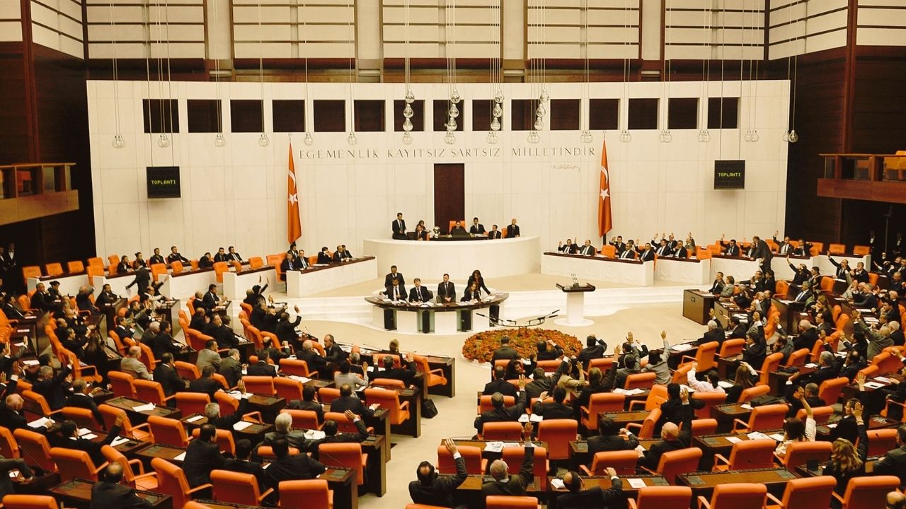 Meclis'ten Geçti: Haftalık İzin Kuralları Değişti!