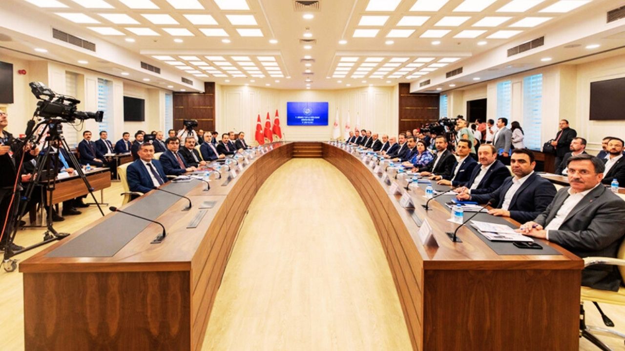 Toplu Sözleşme Öncesi Çarpıcı Çağrı: "Görüşmeler Canlı Yayınlansın, Maaşlara Yüzde 93 Zam Gelsin, Yardımcı Hizmetler Sınıfı Kaldırılsın, 3600 Ek Gösterge Verilsin!"